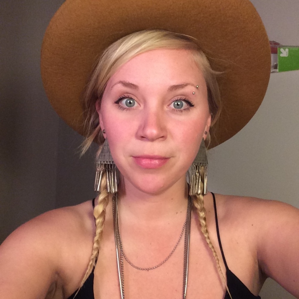 Meet your Posher, Olivia